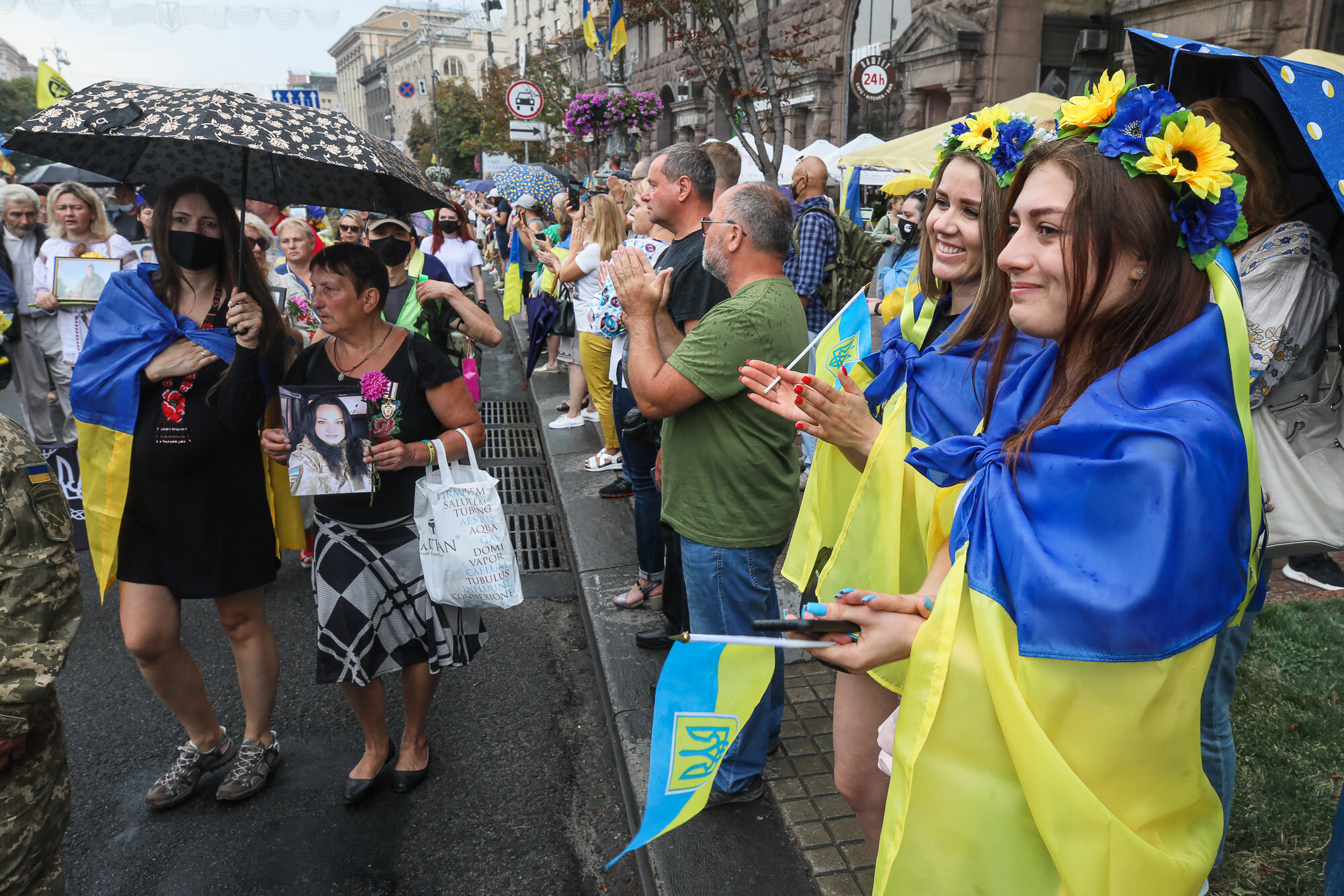 People applause as Ukrainian veterans and activists participate in the March of Defenders of Ukraine as part of Ukraine&#8217;s Independence Day celebrations in Kyiv on Aug. 24, 2020.