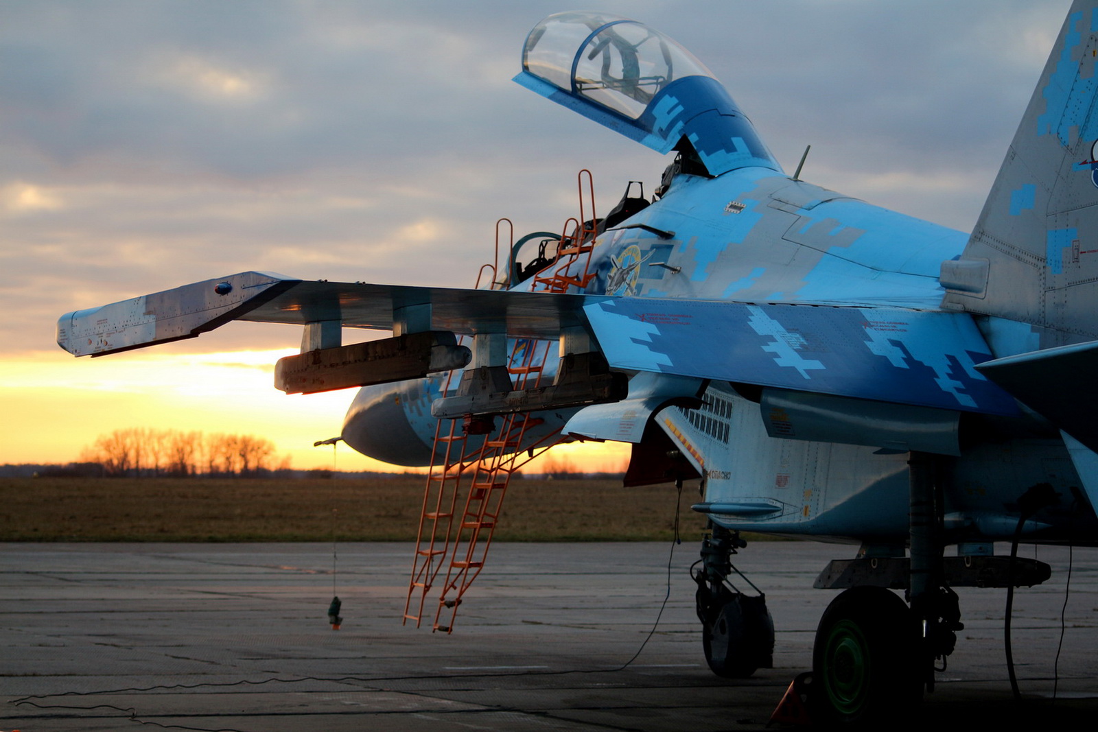 A Ukrainian Sukhoi Su-27 is prepared for a  practice flight at an air base of Ozerne on Jan. 11, 2018.