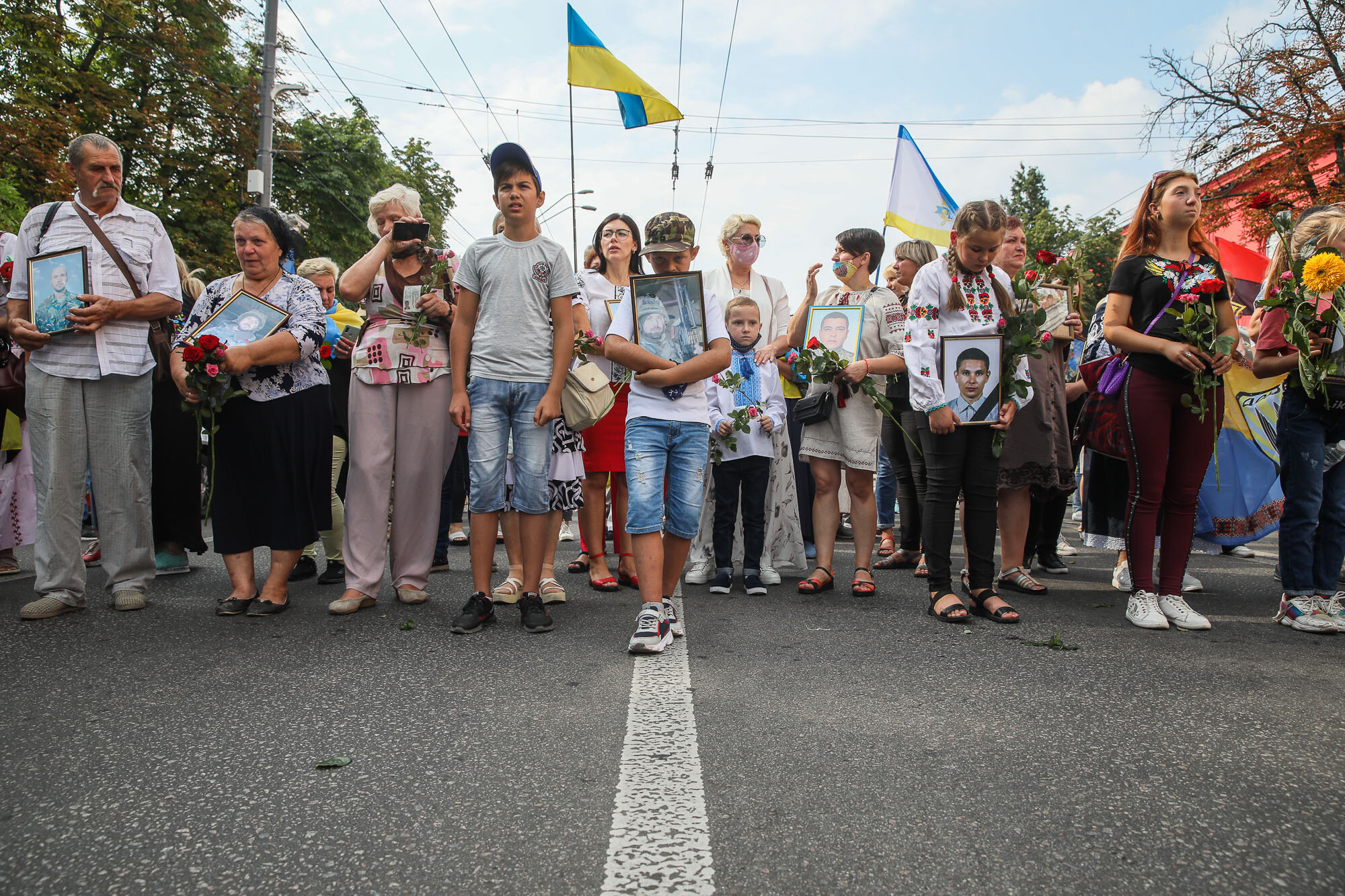 Relatives carry portraits of fallen soldiers during the March of Defenders of Ukraine as part of Ukraine&#8217;s Independence Day celebrations in Kyiv on Aug. 24, 2020.