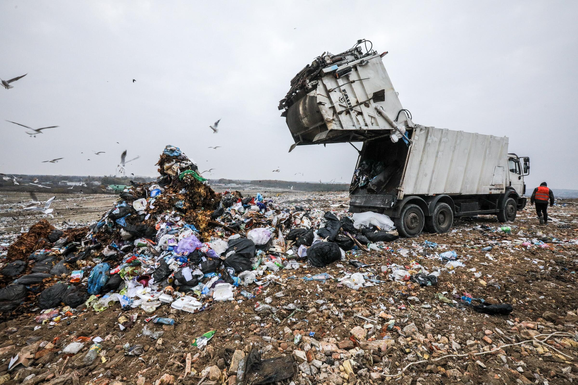 A garbage truck unloads at the landfill No. 5 in Pidhirtsi, Kyiv Oblast. 