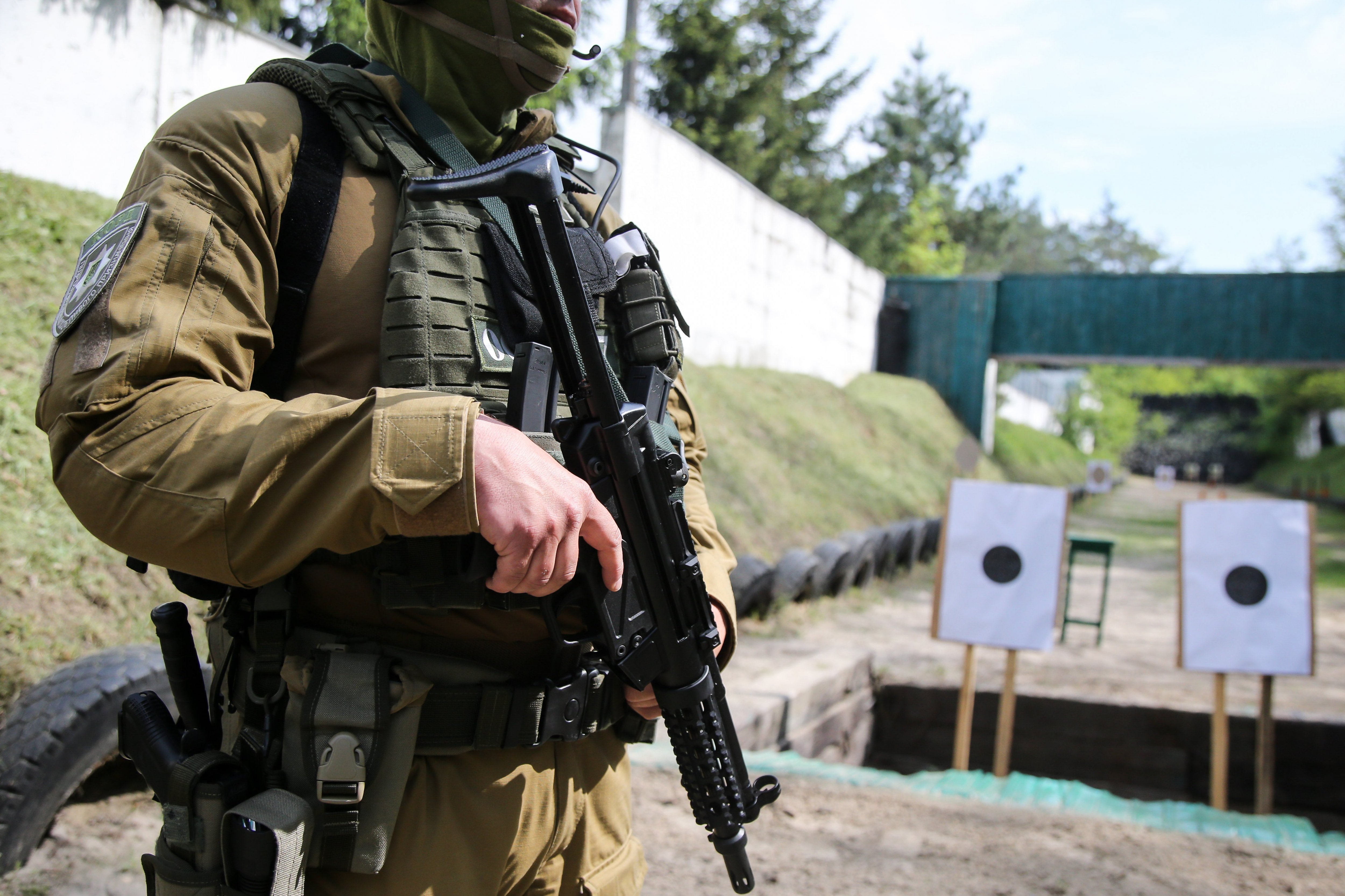 Ukraine&#8217;s KORD special police unit personnel presents their new Heckler &#038; Koch MP5 submachine guns at a firing range near Kyiv on May 15, 2019.