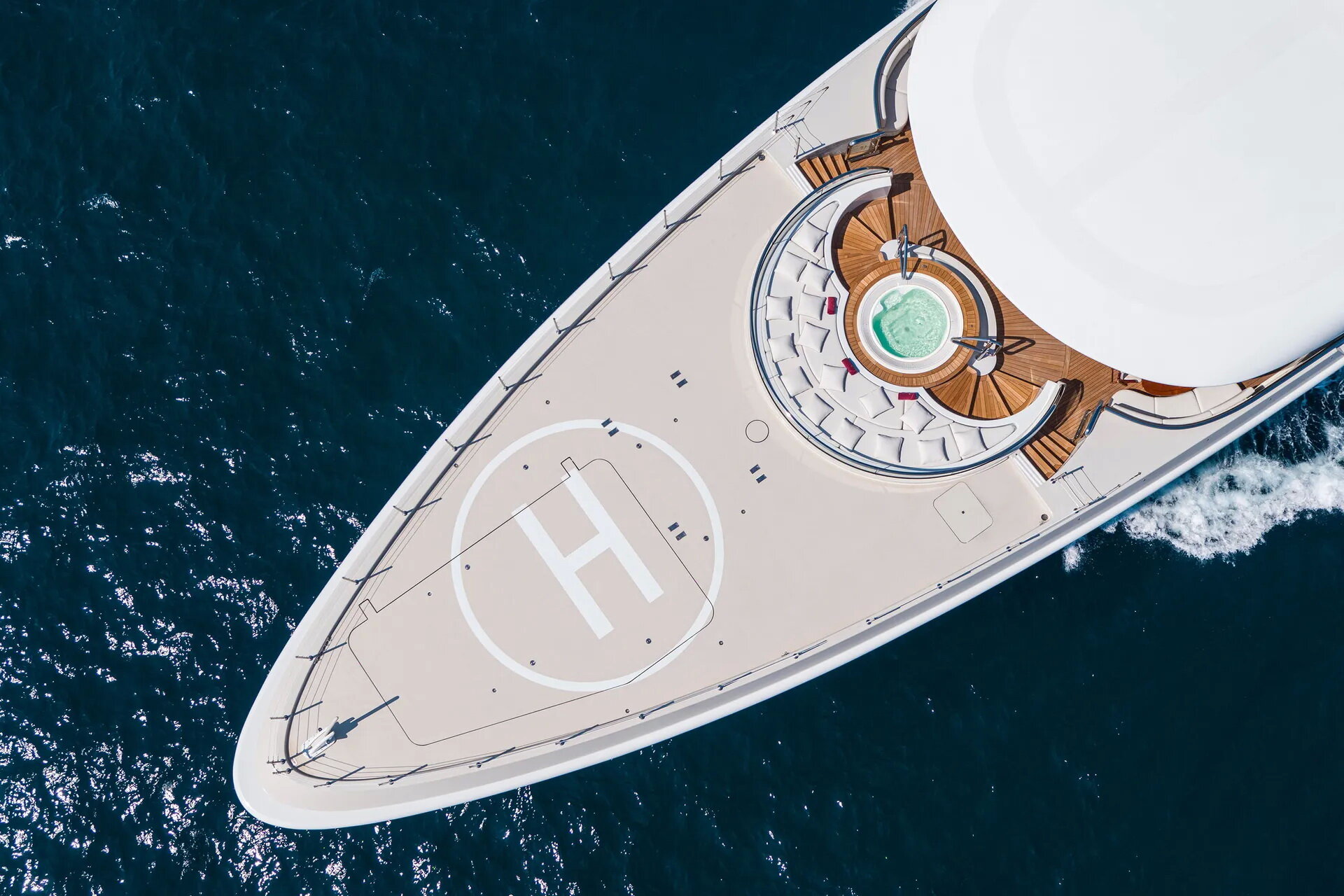 Valerie, an 85-meter luxurious superyacht allegedly belonging to Rinat Akhmetov is featured sailing in the sea. American celebrities Jennifer Lopez and Ben Affleck spent there a weekend of July 24-25, 2021.