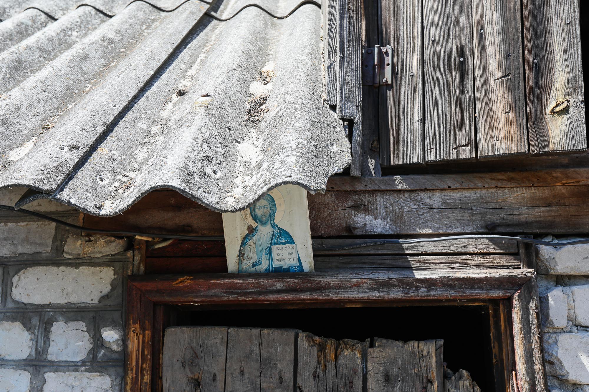 An Orthodox Christian icon of Jesus Christ is seen put underneath an entry to a Ukrainian soldier barracks in the town of Zaitseve, eastern Ukraine, on June 25, 2018.