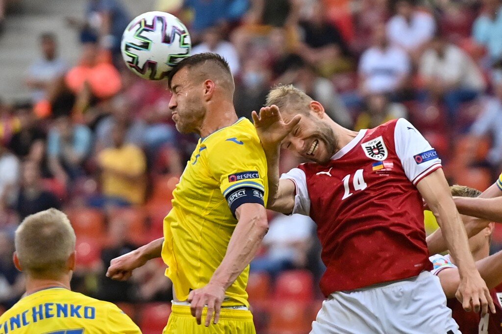 Ukraine&#8217;s forward Andriy Yarmolenko (L) fights for the ball with Austria&#8217;s midfielder Julian Baumgartlinger during the UEFA EURO 2020 Group C football match between Ukraine and Austria at the National Arena in Bucharest on June 21, 2021. 