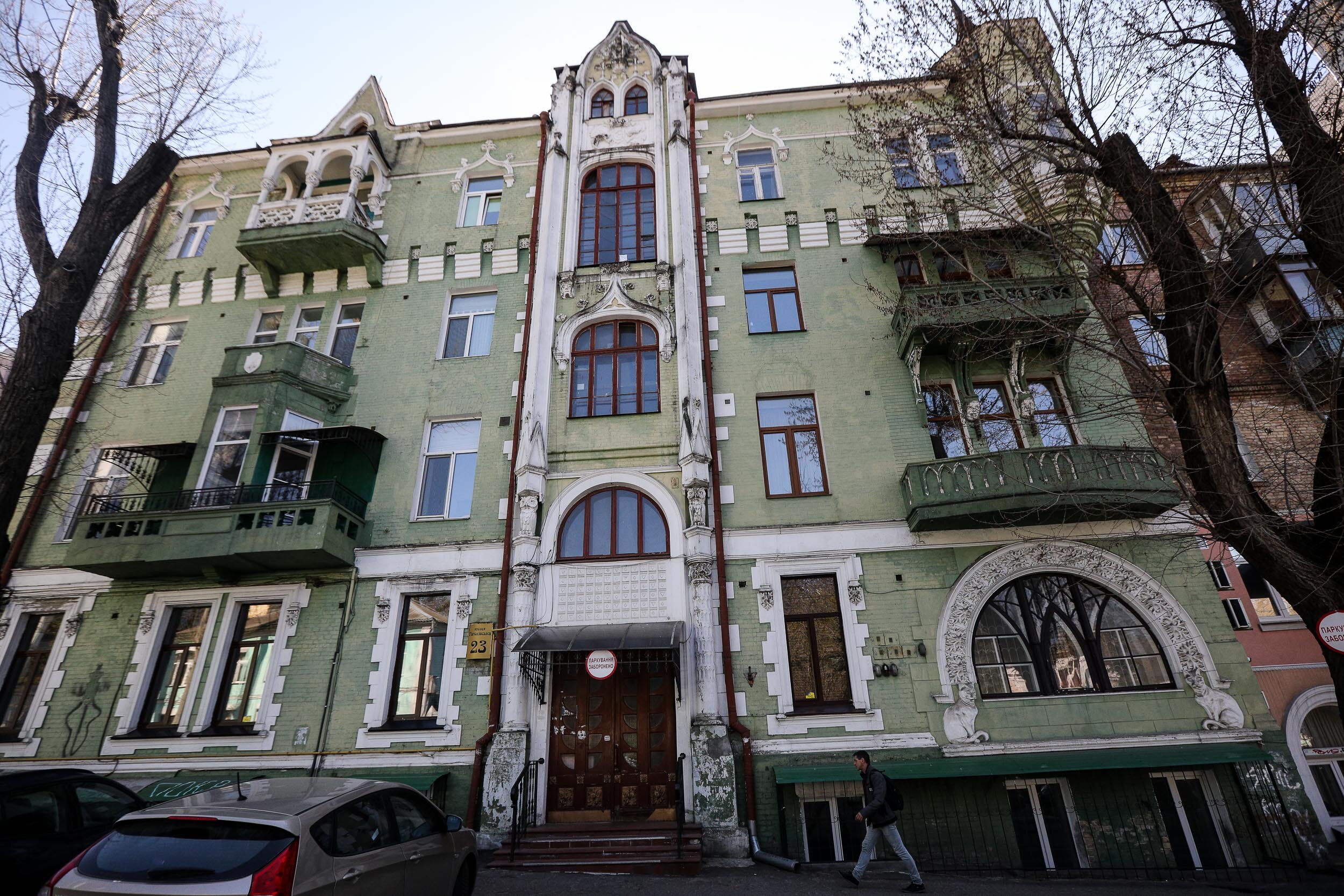 The House With Cats is located on 23 Hoholivska St. Its Art Nouveau design shows zoomorphic carvings such as owls, cats, and chimeras, attracting tourists to view the house from the outside. 