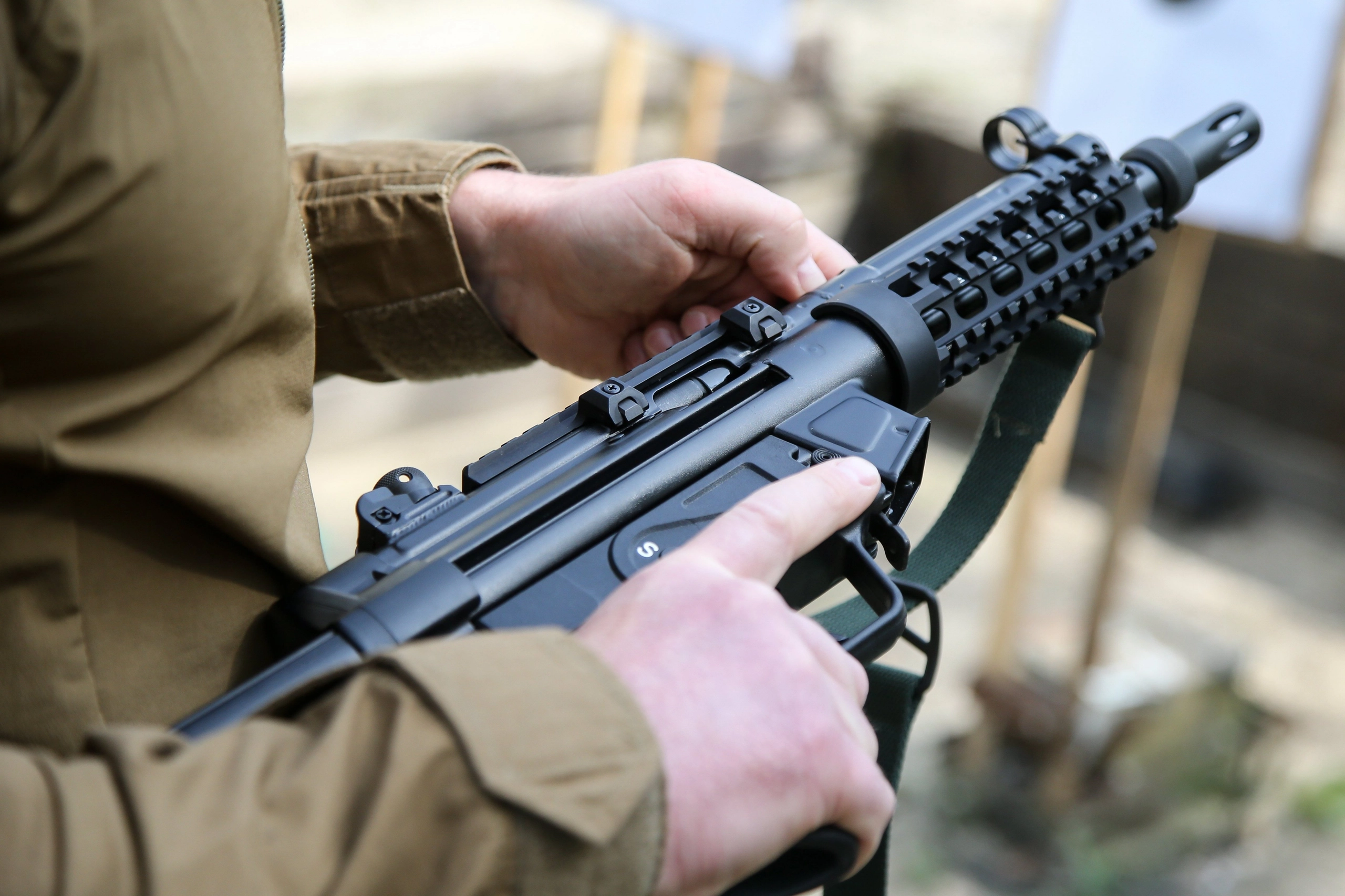 Ukraine&#8217;s KORD special police unit personnel presents their new Heckler &#038; Koch MP5 submachine guns at a firing range near Kyiv on May 15, 2019.