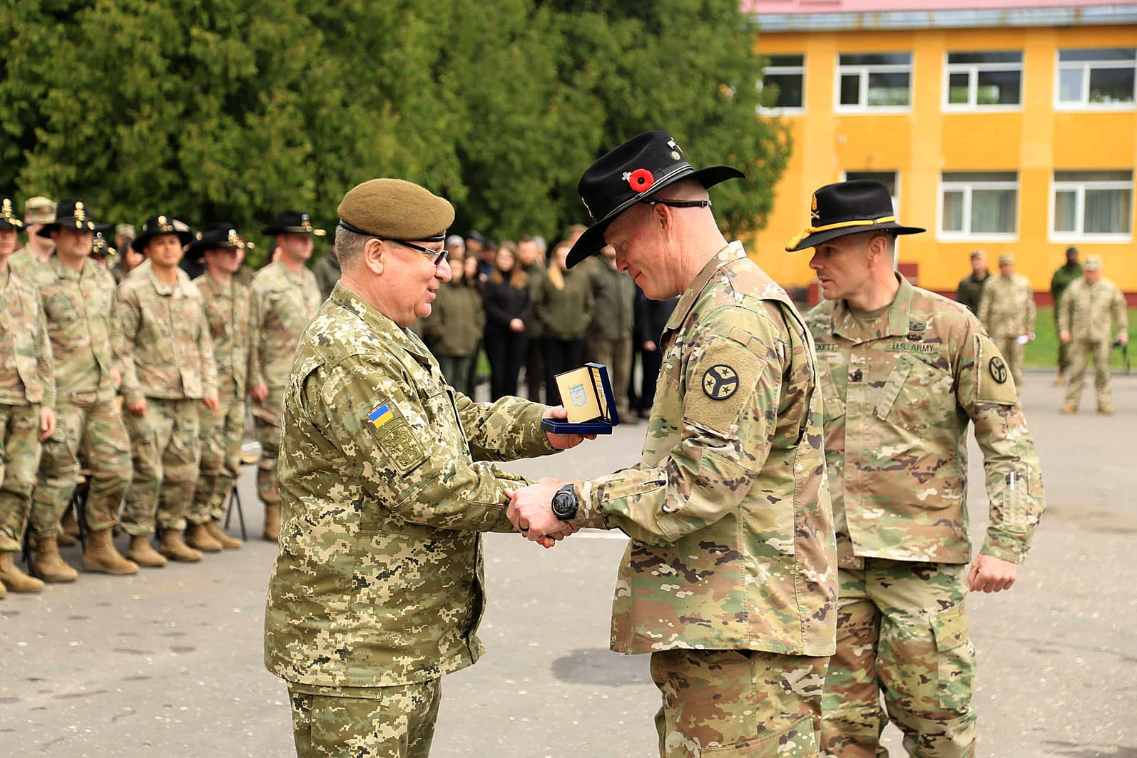 Ukraine&#8217;s Armed Forces Lieutenant General Pavlo Tkachuk decorates U.S. Army personnel during the transfer of authority ceremony of the JMTG-U training mission at the Yavoriv training range on May 2, 2019.