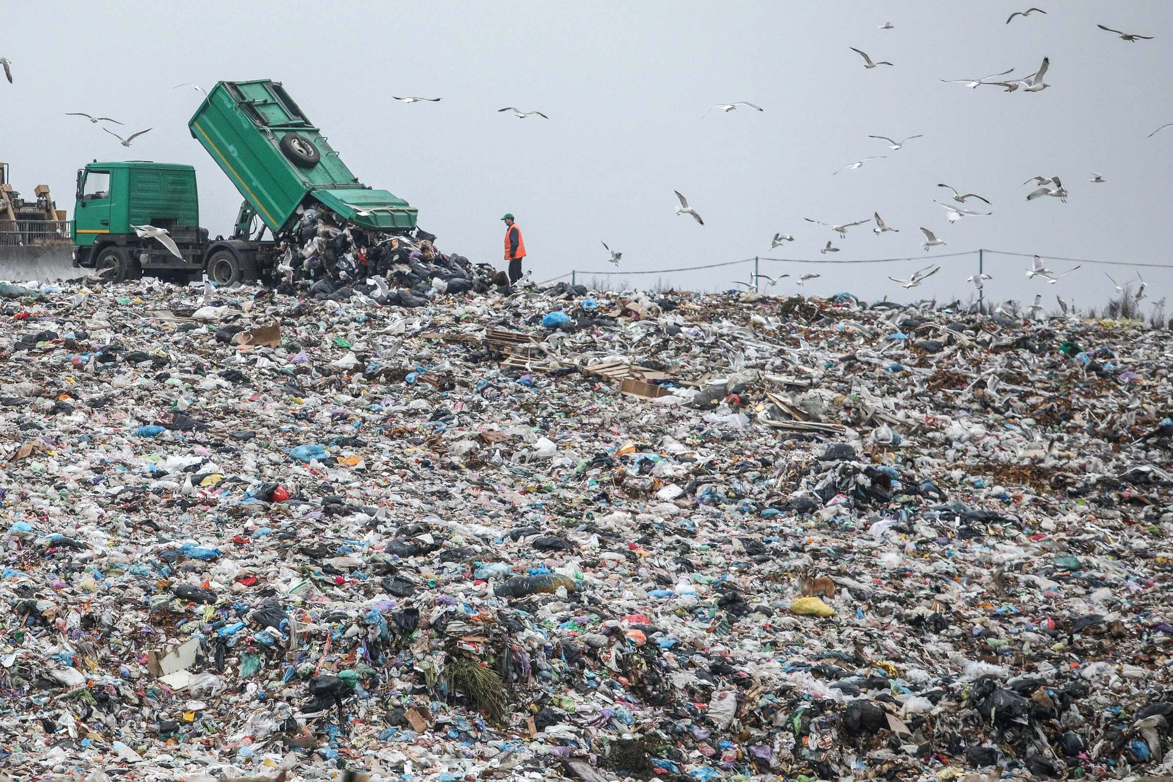 A garbage truck unloads at the landfill No. 5 in Pidhirtsi, Kyiv Oblast. 