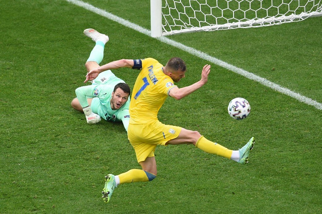 Ukraine&#8217;s forward Andriy Yarmolenko (R) attempts a goal past Austria&#8217;s goalkeeper Daniel Bachmann (L) during the UEFA EURO 2020 Group C football match between Ukraine and Austria at the National Arena in Bucharest on June 21, 2021. 