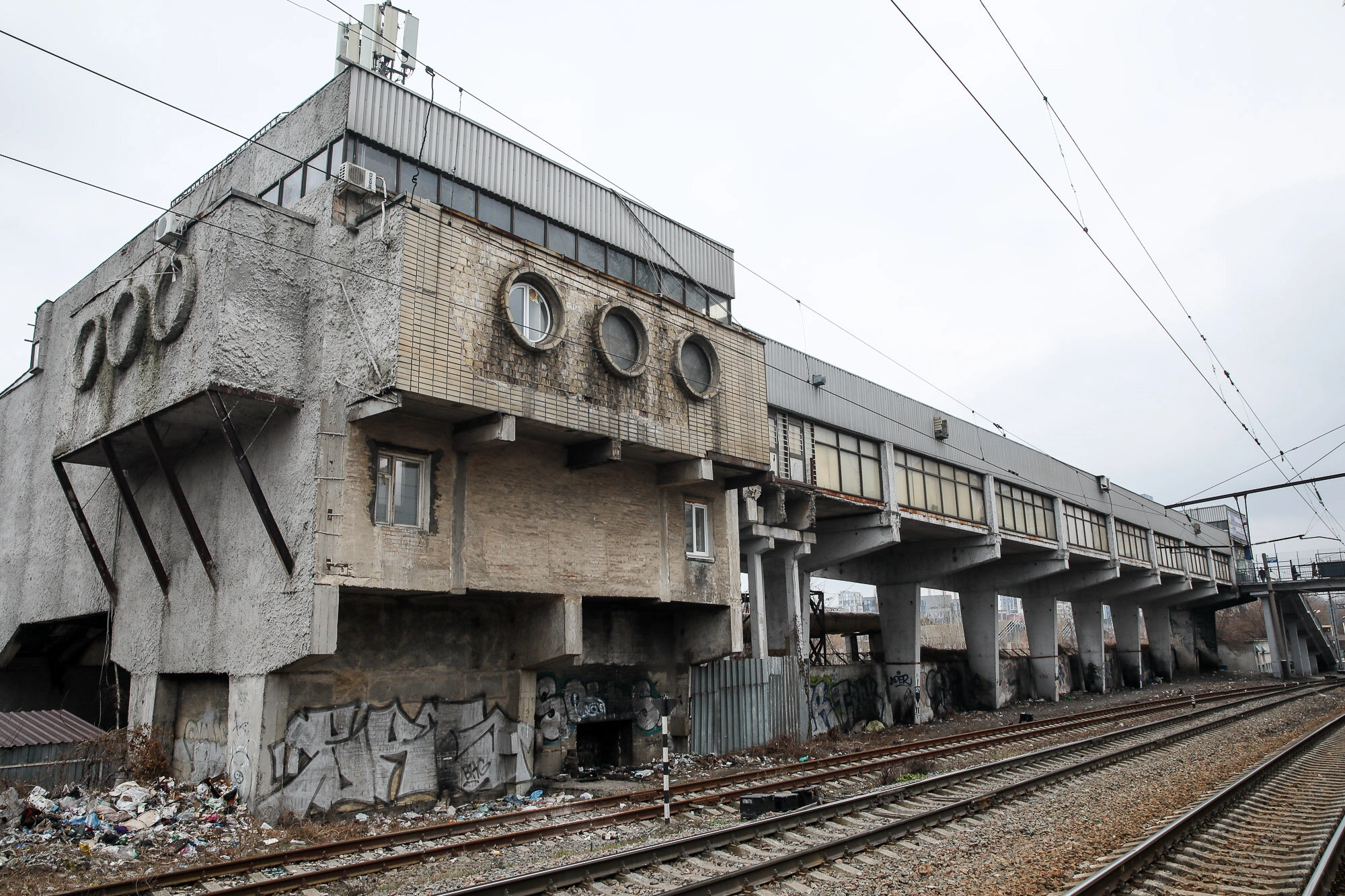 Tram stop Starovokzalna is located near the Vokzalna metro station in Kyiv.