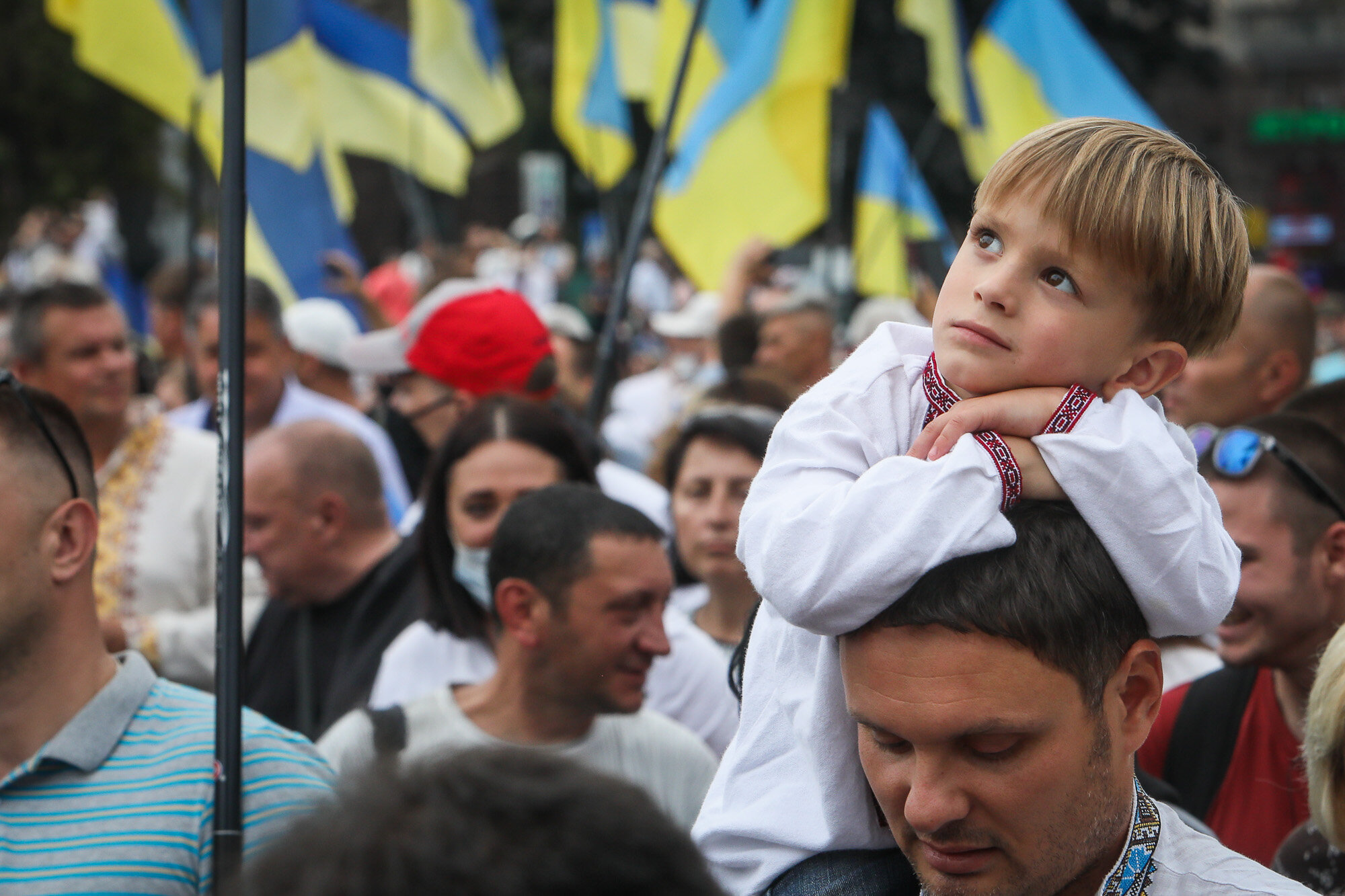 A boy sits on his father’s shoulders as Ukrainian veterans and activists participate in the March of Defenders of Ukraine, an event that celebrated Ukraine&#8217;s Independence Day in Kyiv on Aug. 24, 2020.
