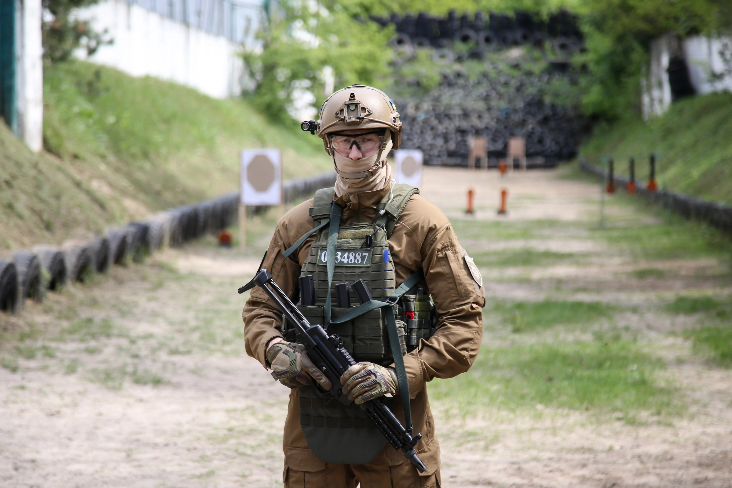 Ukraine&#8217;s KORD special police unit personnel presents their new Heckler &#038; Koch MP5 submachine guns at a firing range near Kyiv on May 15, 2019.