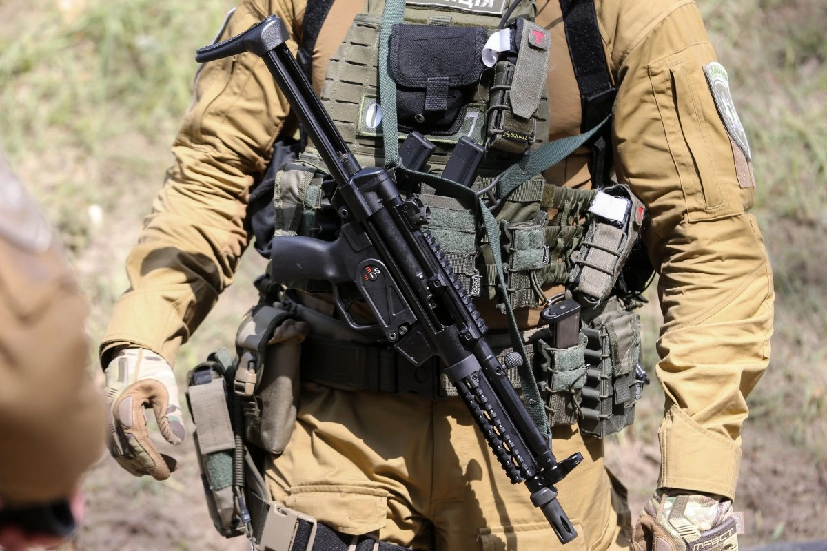 Ukraine&#8217;s KORD special police unit personnel presents their new Heckler &#038; Koch MP5 submachine guns at a firing range near Kyiv on May 15, 2019.