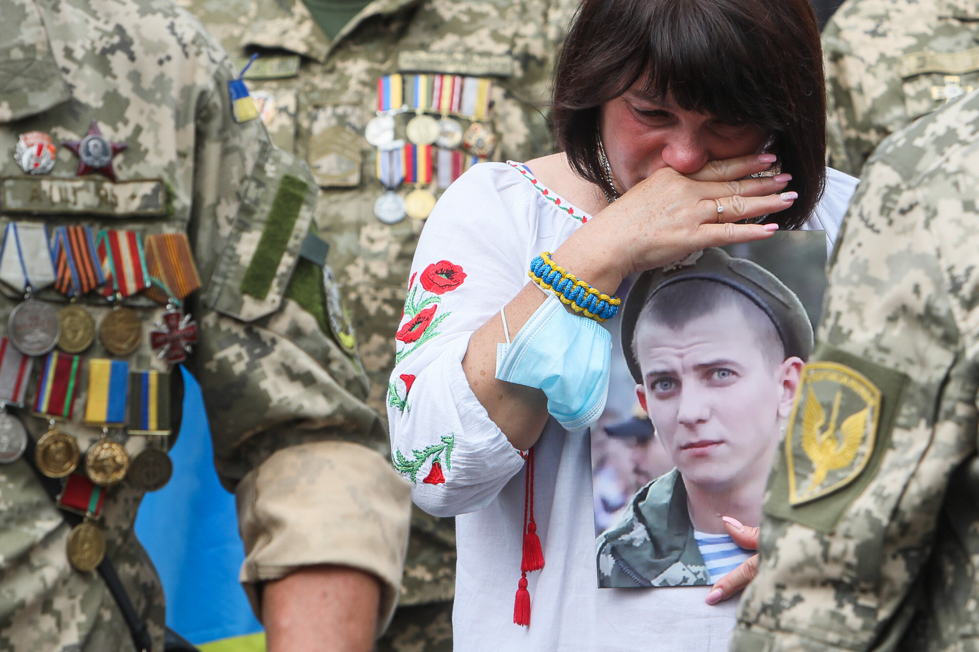 A woman carries a portrait of a fallen soldier during the March of Defenders of Ukraine, an event that celebrated Ukraine&#8217;s Independence Day in Kyiv on Aug. 24, 2020.