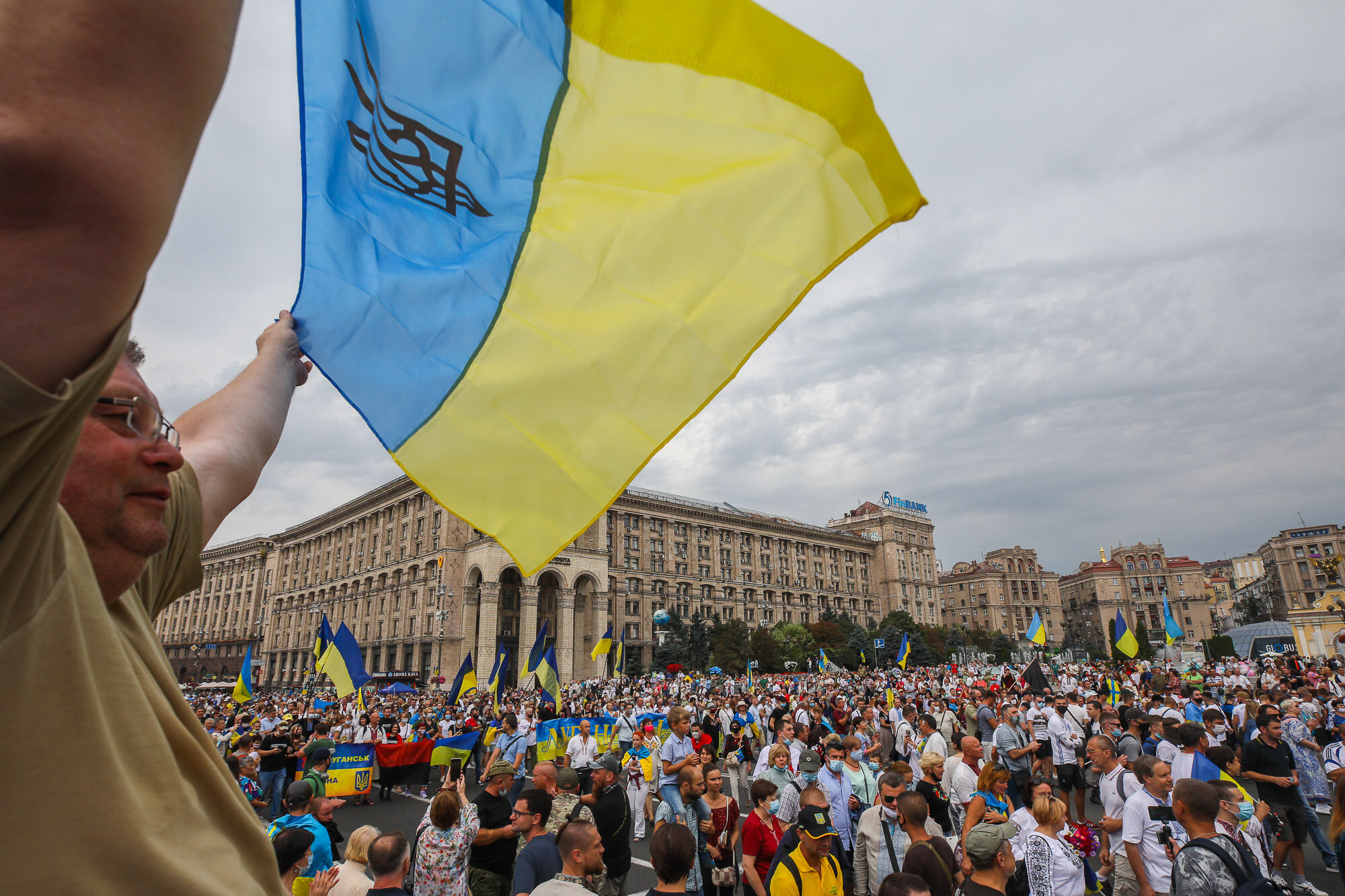A man waves Ukrainian flag as Ukrainian veterans and activists participate in the March of Defenders of Ukraine, an event that celebrated Ukraine&#8217;s Independence Day in Kyiv on August 24, 2020.