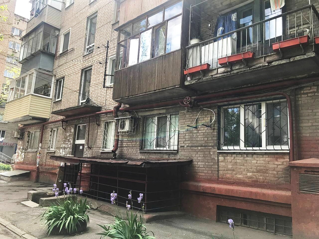 Both companies Sliusariev co-owns, Travel Retail Ukraine and Duty Free Odesa, are registered in an apartment house in central Dnipro. There is no sign plate on the building or the apartment door indicating that any firm operates there.