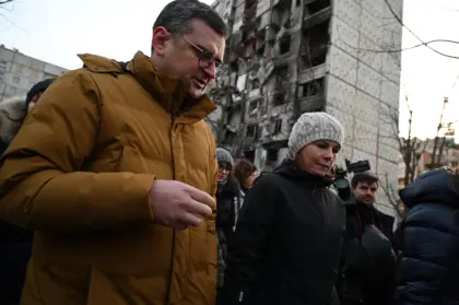 قصف روسي يستهدف خاركيف بعيد زيارة لوزيرة الخارجية الألمانية