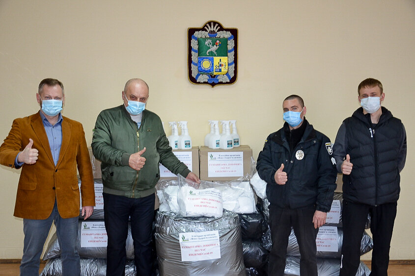 Maksym Lytvynenko (L), chairman of the Kharkiv District Council, poses for a photo while handing the protective gear donated by  Philip Morris to the local patrol police. (khrada.gov.ua)
