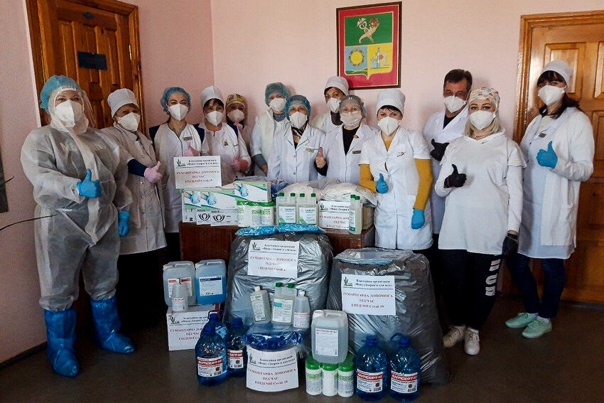 Doctors of a hospital in Kharkiv Oblast pose for a photo with the protective gear donated to them by Philip Morris in mid-April. 