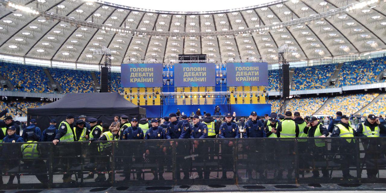Police officers and Ukraine&#8217;s National Guard servicemen stand guard inside Kyiv&#8217;s Olimpiysky Stadium on April 19, 2019, before a debate between the two presidential candidates &#8211; President Petro Poroshenko and his rival, comedian Volodymyr Zelenskiy. 