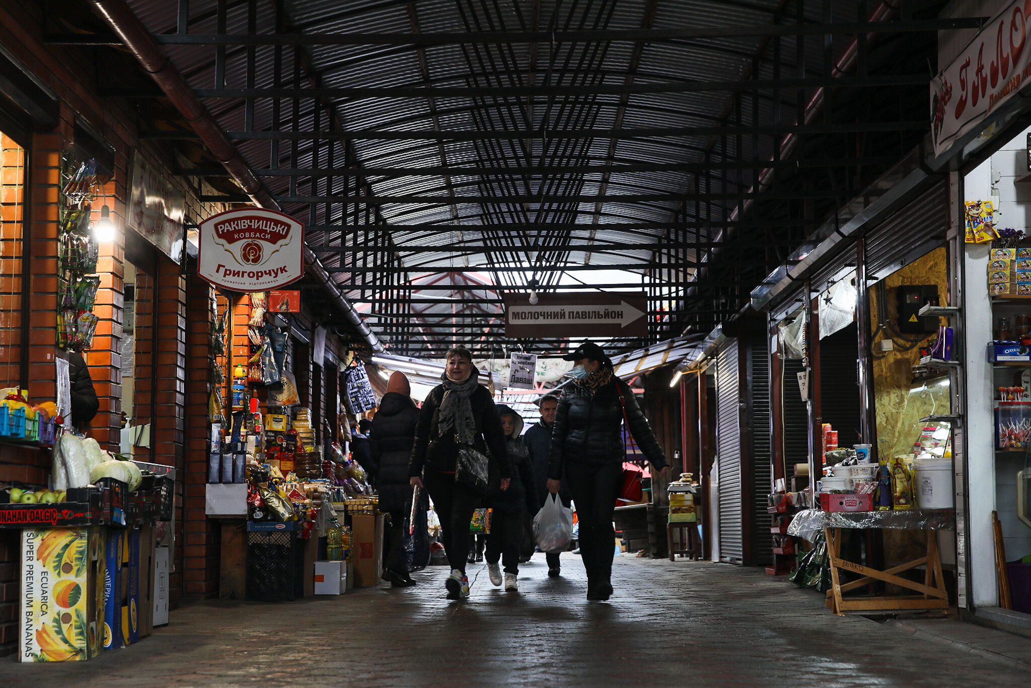 Due to the lockdown, the markets in Kolomyia must be closed, however, some vendors continue to work despite the ban.
