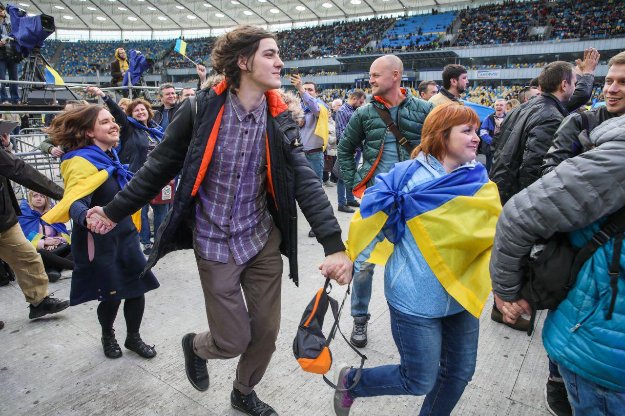 Supporters of President Petro Poroshenko gather ahead of the presidential electoral debate with his rival, comedian Volodymyr Zelenskiy, at Olimpiysky Stadium on April 19.
