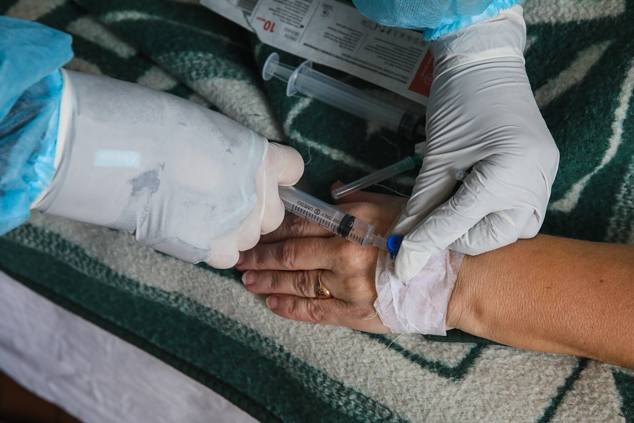 A medical worker is making an injection at Kolomyia District Hospital in Ivano-Frankivsk Oblast on March 16, 2021.