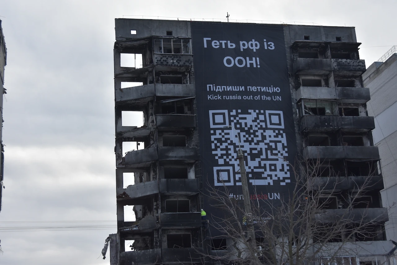 На зруйнованому будинку у Бородянці повісили банер із закликом виключити РФ з ООН