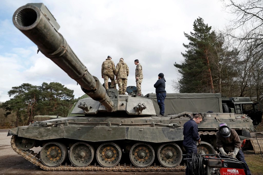 UK Sending Heavy Tanks to Ukraine, Prompts Russian Warning