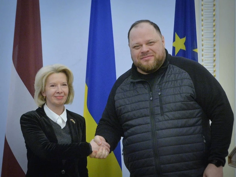 Глава Міноборони Латвії прибула з першим візитом до України