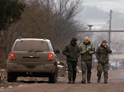 Життя у прифронтовому селі неподалік Соледара продовжується, і солдати бадьорі