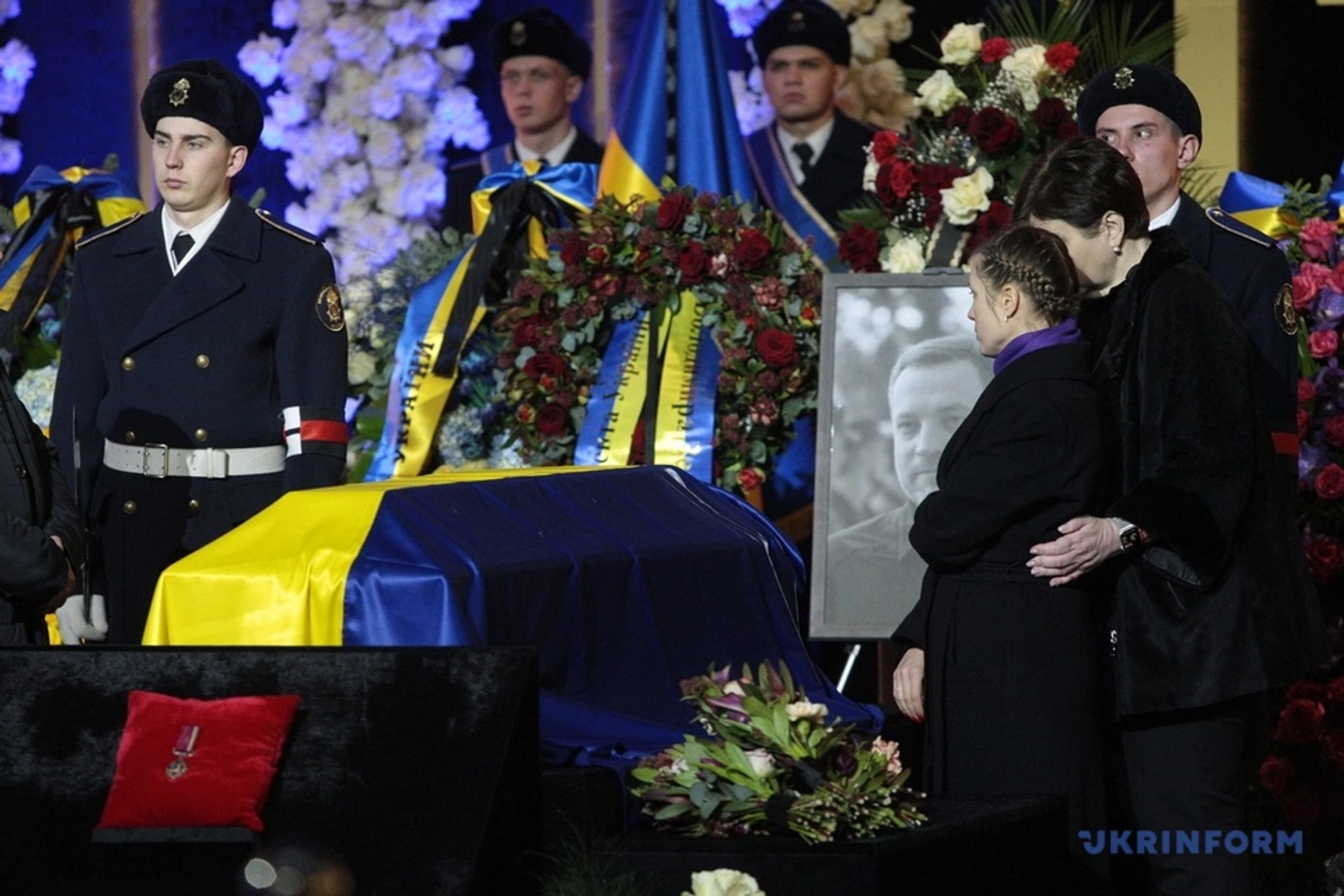 Церемонія прощання із загиблим керівництвом МВС. Фото: Укрінформ. 
