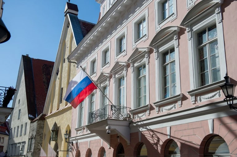 روسيا تخفض مستوى العلاقات الدبلوماسية مع إستونيا وتطرد سفيرها