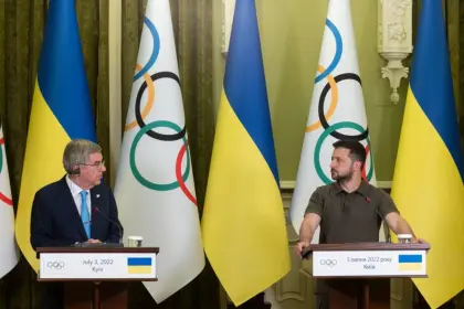 زيلينسكي يدعو رئيس اللجنة الأولمبية الدولية إلى مدينة باخموت على خط المواجهة