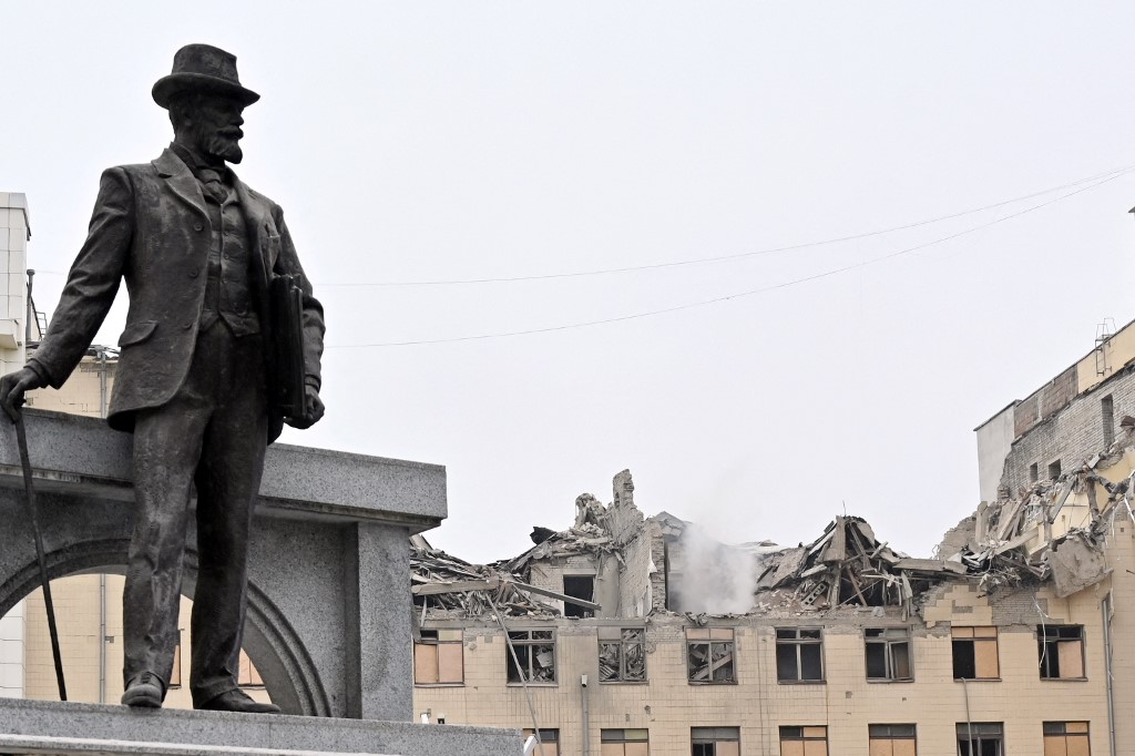 A statue of the Soviet architect Oleksiy Beketov is seen in front of the partially destroyed National University of Urban Economy following a Russian missile strike in Kharkiv, on February 5, 2023, amid the Russian invasion of Ukraine.
Sergey BOBOK / AFP