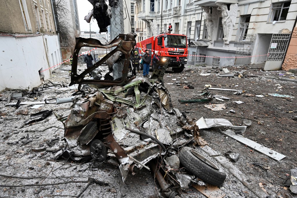 The wreckage of a car is seen following a Russian missile strike in Kharkiv, on February 5, 2023, amid the Russian invasion of Ukraine.
Sergey BOBOK / AFP