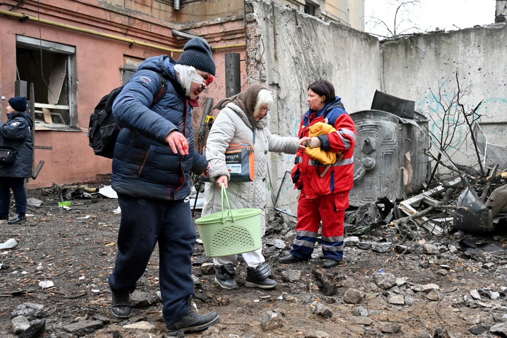 Women, one wounded, leave their partially destroyed residential following a Russian missile strike in Kharkiv, on February 5, 2023, amid the Russian invasion of Ukraine.
Sergey BOBOK / AFP