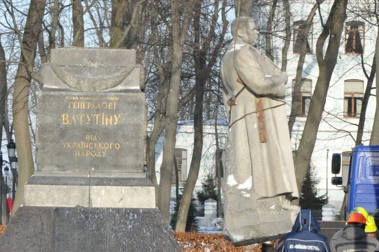 У Києві демонтували пам’ятник радянському генералу Ватутіну