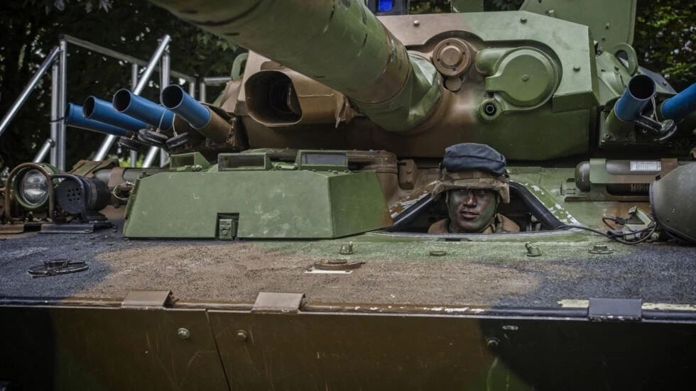 وزير الجيوش الفرنسي يعلن تسليم دبابات خفيفة لأوكرانيا اعتبارا من الأسبوع المقبل