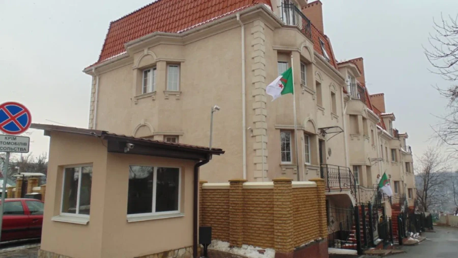 الجزائر تقرر إعادة فتح سفارتها في أوكرانيا
