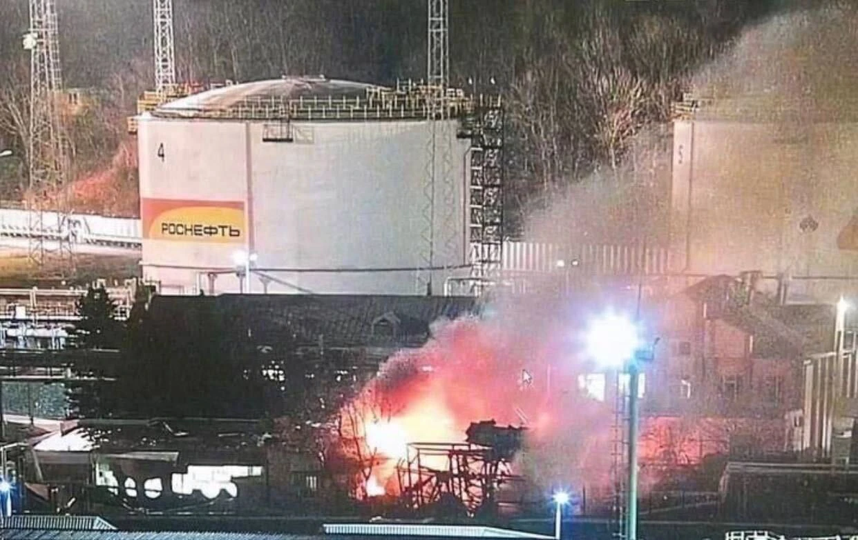 «НЛО» над Росією: підпал нафтопереробного заводу в Чорному морі, в Петербурзі скасовані цивільні рейси