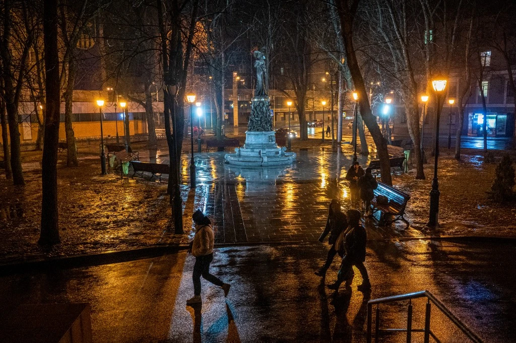 Joy as Street Lights Back on in Ukraine's Kharkiv