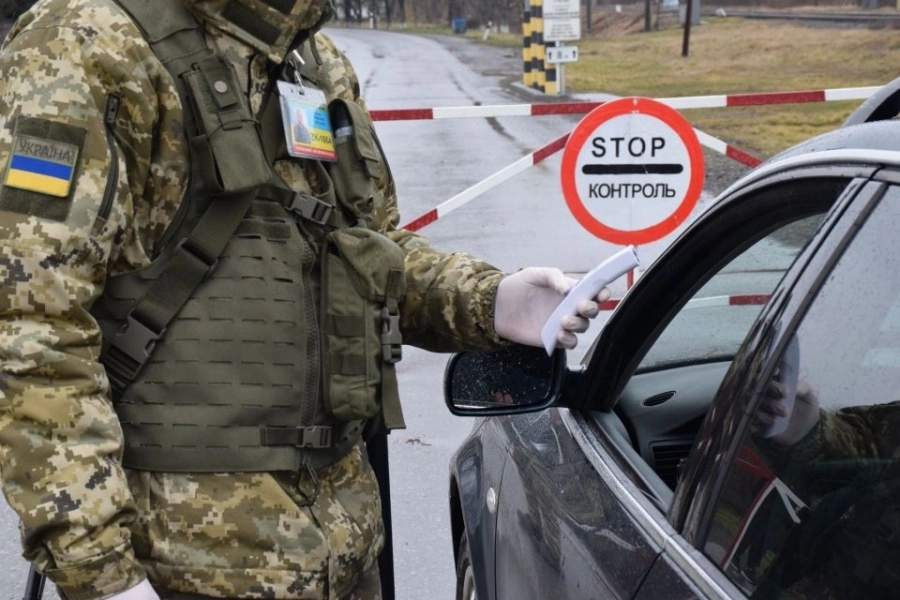 За рік чоловікам в Україні видали понад 1,2 млн дозволів на виїзд за кордон