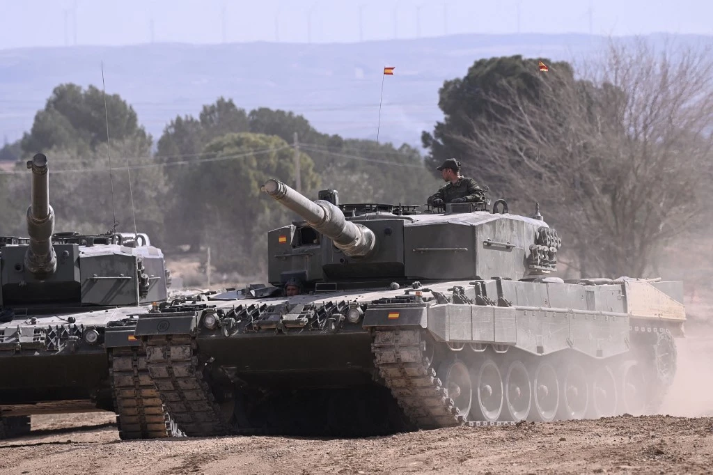 ПОЯСНЕННЯ: Українські військові, навчені керувати танками Leopard, прямують на передову