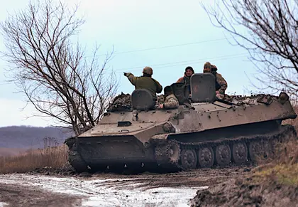Бахмутська ділянка фронту: українські військові бадьорі та готові до бою, мирні мешканці страждають від обстрілів