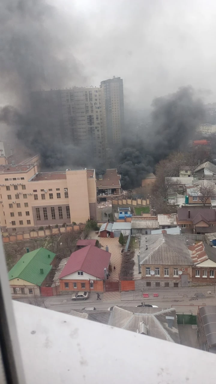У російському Ростові-на-Дону палає будівля Прикордонної служби ФСБ