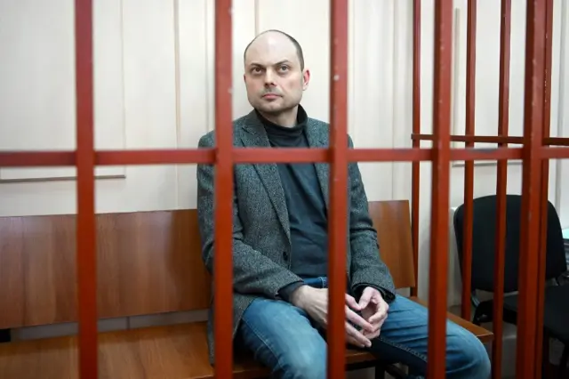 محاكمة المعارض الروسي فلاديمير كارا-مورزا في موسكو بتهمة الخيانة