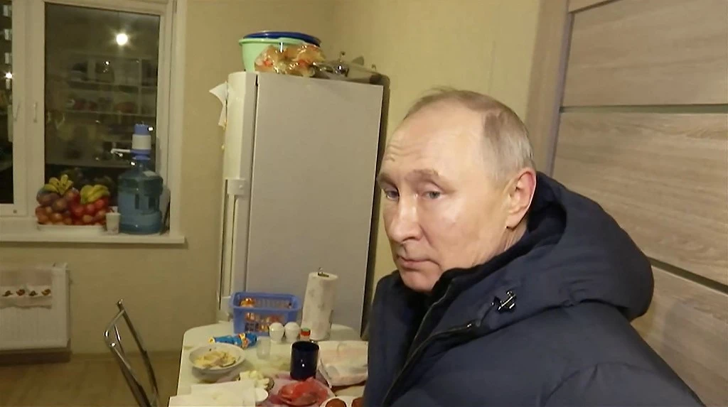 Ukraine Describes Putin's Nighttime Trip to Mariupol as One that 'Befits a Thief'