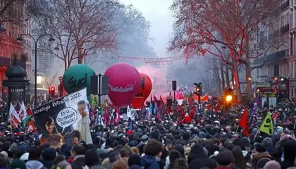 У Франції після схвалення пенсійної реформи почалися нові протести, сотні затриманих