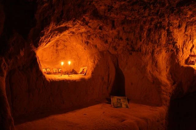 Ченцям та вірянам УПЦ МП закрили доступ до печер Києво-Печерської лаври